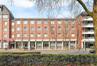 ibis Paderborn City allows 18 year olds to book a room