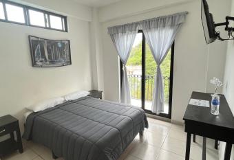   RBOL DE LA VIDA has Balcony rooms