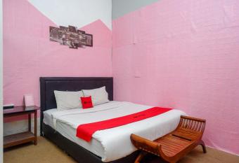RedDoorz At Golden Inn Tugu Yogyakarta allows 18 year olds to book a room