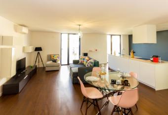 Guest H4U - Bonjardim Pop Art City Center has rooms with a private hot tub