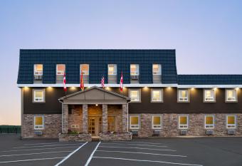 Days Inn by Wyndham Fredericton has rooms with a private hot tub