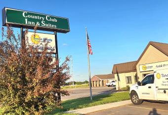 Country Club Inn And Suites has Smoking rooms