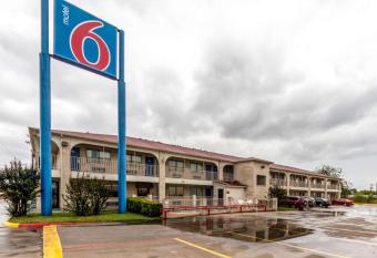 Motel 6 San Antonio Splashtown has Smoking rooms