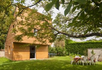 La maison du poulailler has Balcony rooms