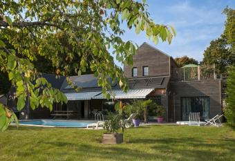 Le Lagon allows 18 year olds to book a room