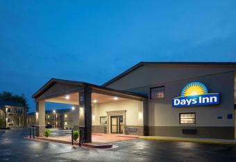 Days Inn & Suites by Wyndham Athens Alabama has Smoking rooms