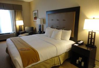 Holiday Inn Express & Suites Olathe North By IHG has rooms with a private hot tub