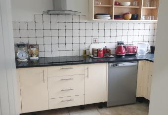 Fully Equipped Modern 3 bedroom House has Balcony rooms