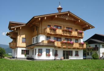 Feriengut Fingerhof allows 18 year olds to book a room