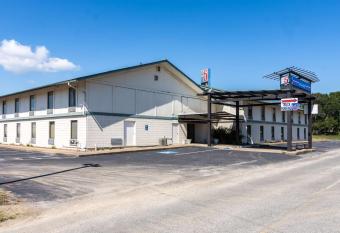 Motel 6 Arkadelphia Ar has Smoking rooms