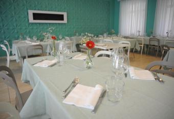 GG8 Hotel & Suite SPA has rooms with a private hot tub