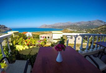 Finikas Apartments has Balcony rooms