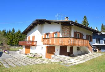 GRAZIOSA BIFAMILIARE AD ASIAGO con giardino privato has Balcony rooms