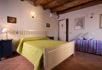 B&B Corte Catalana has Balcony rooms