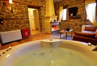 Mavraganeiko has rooms with a private hot tub