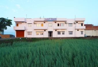 OYO 28298 Nalanda Guest House allows 18 year olds to book a room
