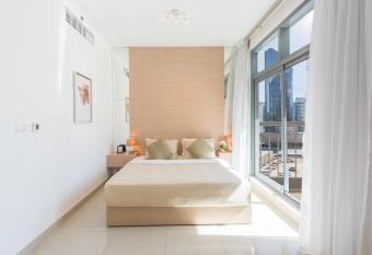 Elegant & Stylish Studio in Downtown - bnbmehomes - 502 has rooms with a private hot tub