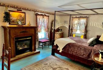 The Bella Ella Bed and Breakfast has rooms with a private hot tub