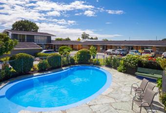 Middle Park Motel has rooms with a private hot tub