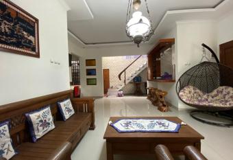 Rengganis Homestay has Balcony rooms