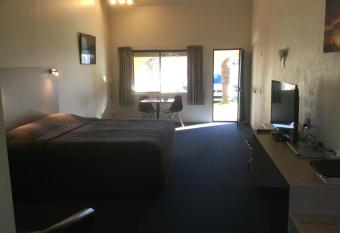 Captains Quarters Motor Inn allows 18 year olds to book a room