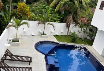 Mihira Gedara Apartments has Balcony rooms