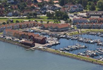 Hotel Rudk  bing Skudehavn allows 18 year olds to book a room