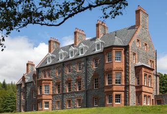 Glencoe House has rooms with a private hot tub