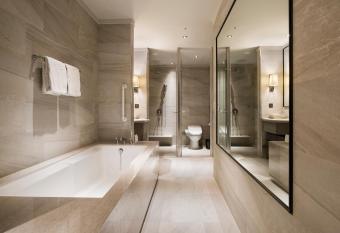 HUAN Serviced Residence has rooms with a private hot tub