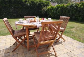 Du cot   de chez Swann 1 allows 18 year olds to book a room