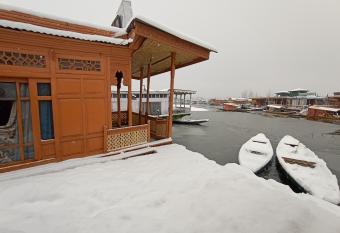 Houseboat New Suzan has rooms with a private hot tub
