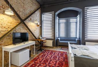 Hotel Miro Mansion Old City allows 18 year olds to book a room