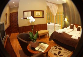 Nyerges Hotel Term  l Superior has rooms with a private hot tub