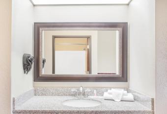 Super 8 by Wyndham Central City has rooms with a private hot tub