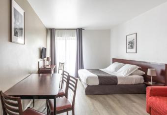 R  sidence Du Parc Val d Europe allows 18 year olds to book a room