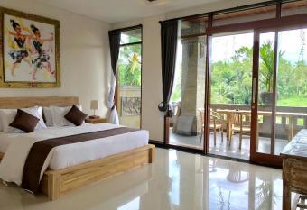 Ubud Paras Villa has rooms with a private hot tub