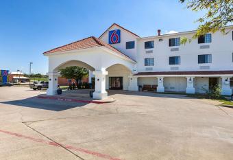 Motel 6-Bedford, Tx - Fort Worth allows 18 year olds to book a room