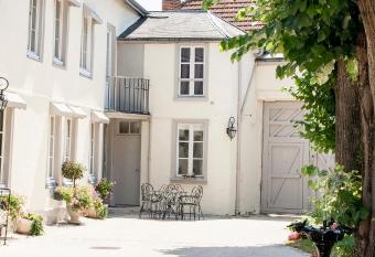 LA MONGEARDIERE has Balcony rooms