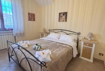 A casa di Iole allows 18 year olds to book a room