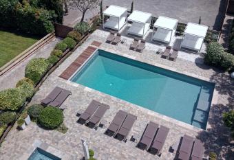 H  tel Montmorency & Spa has Balcony rooms
