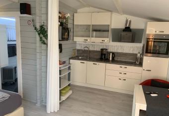 Holzhaus Leverkusen allows 18 year olds to book a room