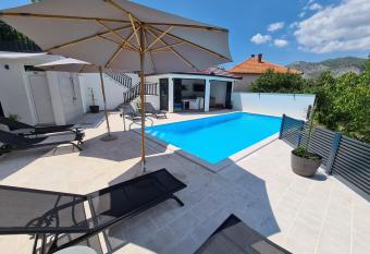 Studio apartmani Milovi   allows 18 year olds to book a room