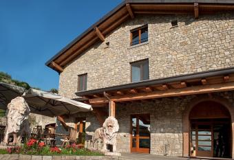 Hotel Fontana Santa allows 18 year olds to book a room