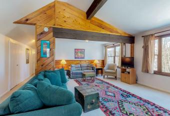 Manor House Hideaway has Balcony rooms