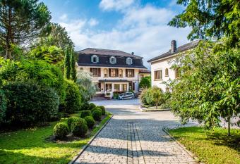 Ermitage allows 18 year olds to book a room