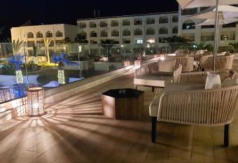 Le Palace has Balcony rooms