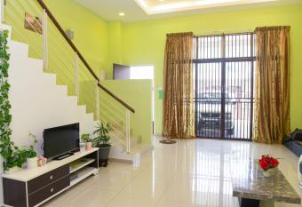 Sky Mirror Homestay has Balcony rooms