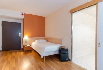 ibis Stuttgart Centrum allows 18 year olds to book a room