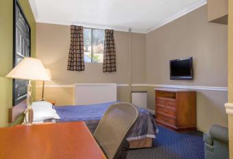 Super 8 by Wyndham Hayward Downtown has Smoking rooms