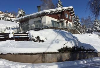 Bellavie - Maison d h  tes has rooms with a private hot tub